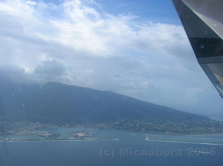 DSCN1590.JPG - Tahiti, le port de Papeete protg par la barrire de corail, avec au centre la passe.