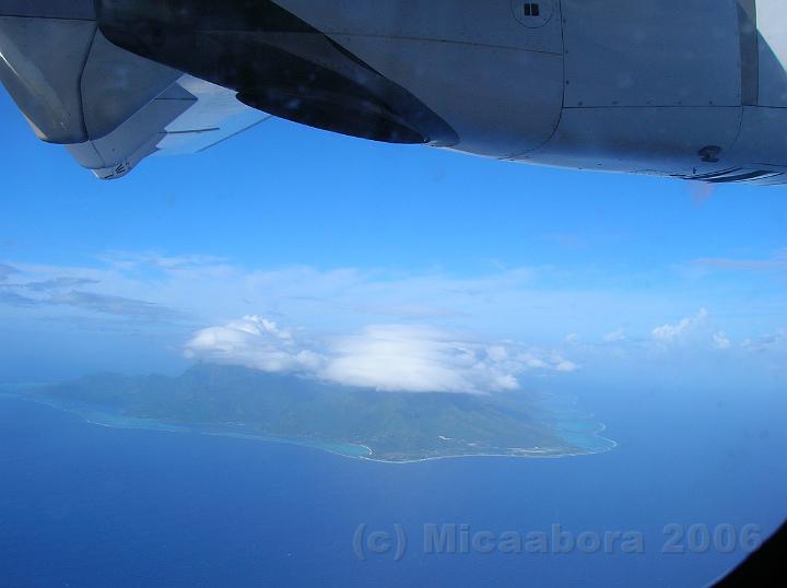 DSCN1592.JPG - Moorea, l'le soeur de Tahiti avec son habituel chapeau de nuages sur les sommets.