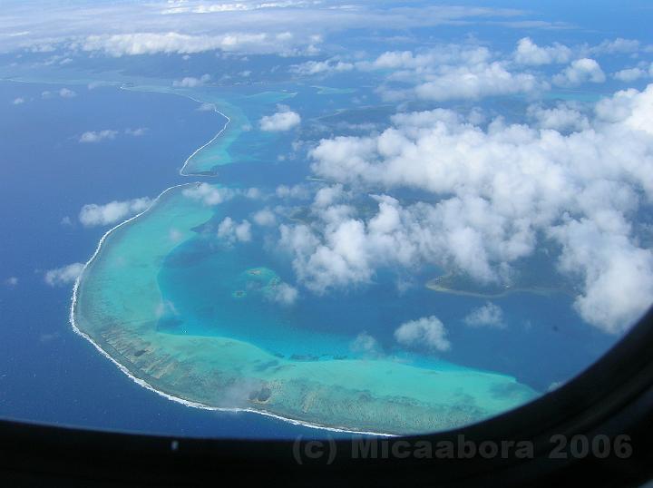 DSCN1599.JPG - Et voil Tahaa et sa soeur Raiatea au fond, les passes sont bien visibles