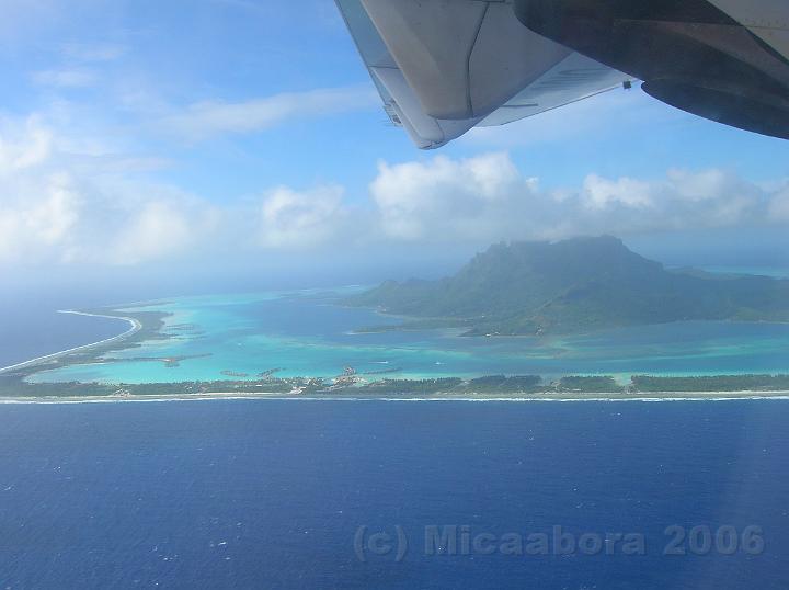 DSCN1605.JPG - Et le profil inimitable de Bora Bora  la fois le haute et atoll de rve....