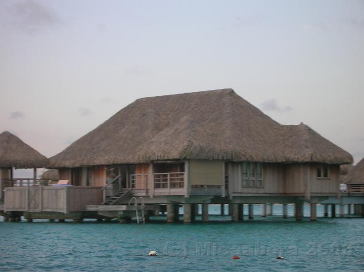 DSCN1807.JPG - Au Saint Rgis, ce n'est pas la piscine qui entre dans la maison, mais l'inverse !