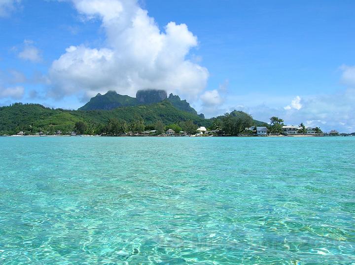 DSCN1947.JPG - L'le principale vue de la frange rcifale de corail au sud est