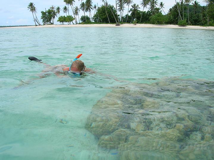 22DSCN1926.JPG - Tout comme  Bora Bora, des pats de corail et des bancs de sable transforment l'le en atoll, il est mme possible de passer  pied de la plage de Tereia au motu Auira.