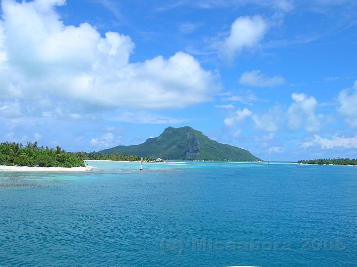 6DSCN1895.JPG - La seule passe accessible, Onoiau, se situe entre le motu Pitiahe et le motu Tiapa'a au sud.