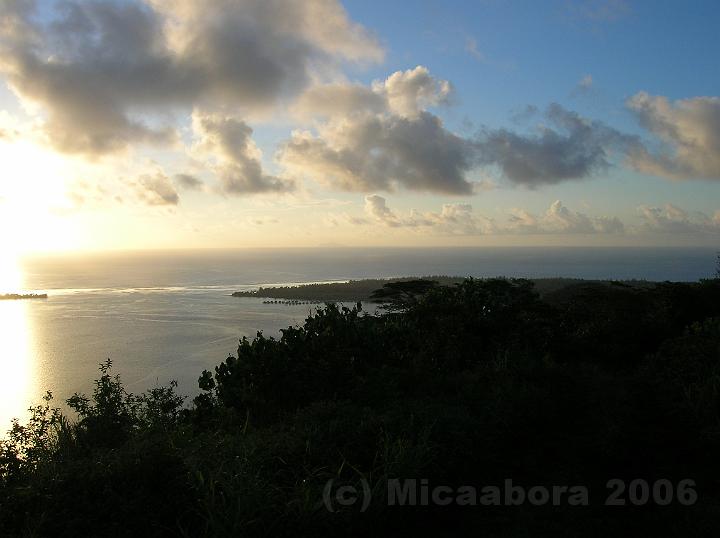 17DSCN1866.JPG - Mme la houle du Pacifique semble se fondre l bas avec la barrire de corail...