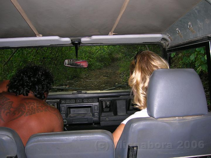 2DSCN1850.JPG - Tavi est un excellent chauffeur habitu  conduire des visiteurs sur son le.