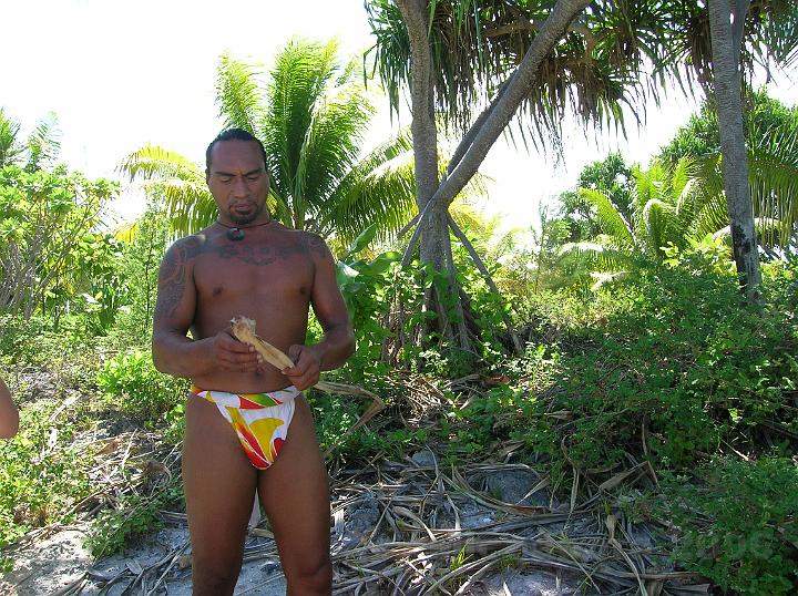 10DSCN1664.JPG - Nous y découvrons les secrets de l'utilisation des feuilles d'un arbre nommé Pandanus