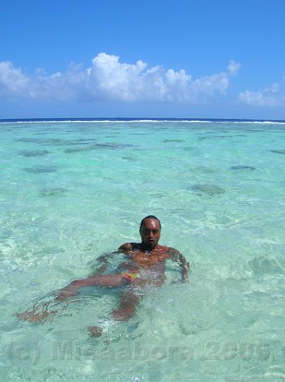 13DSCN1677.JPG - Petit bain dans les eaux transparentes du platier pour se rafrachir