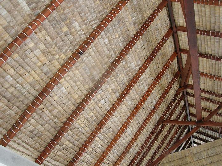 51DSCN1737.JPG - La couverture traditionnelle de pandanus est une merveille de ralisation.