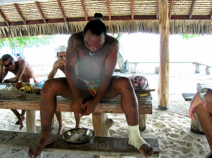 60DSCN1761.JPG - Tavi utilise une rape ronde  raper la pulpe de noix de coco sche pour prparer du lait de coco