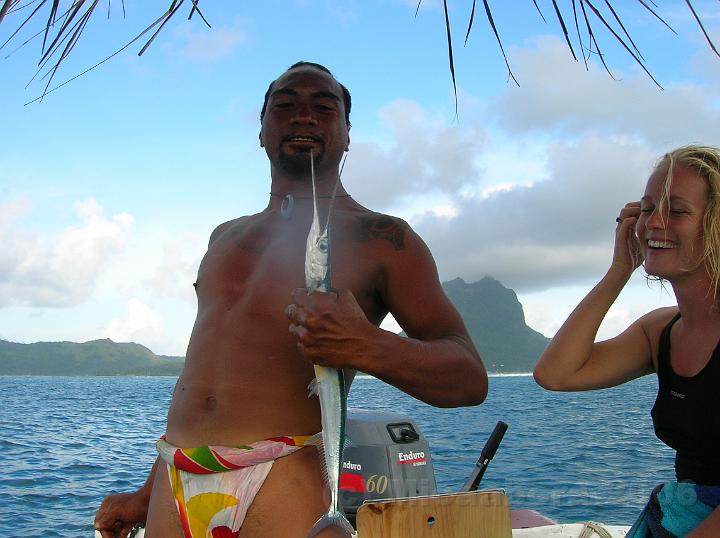 69DSCN1788.JPG - Tavi se met  la pche et nous sort quelques aiguillettes de bonne taille